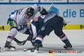 Travis James Mulock (Straubing Tigers) beim Bully mit Mark Voakes (EHC Red Bull Muenchen) in der Hauptrundenbegegnung der Deutschen Eishockey Liga zwischen dem EHC Red Bull München und den Straubing Tigers am 16.09.2018.