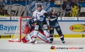 Sandro Schoenberger (Straubing Tigers) und Andrew Bodnarchuk (EHC Red Bull Muenchen) vor dem Tor von Danny aus den Birken (Torwart, EHC Red Bull Muenchen) in der Hauptrundenbegegnung der Deutschen Eishockey Liga zwischen dem EHC Red Bull Muenchen und den Straubing Tigers am 16.09.2018.Foto: Heike Feiner/Eibner Pressefoto