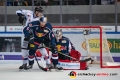 Keith Aulie (EHC Red Bull Muenchen) und Danny aus den Birken (Torwart, EHC Red Bull Muenchen) verteidigen gegen einen Straubinger Spieler in der Hauptrundenbegegnung der Deutschen Eishockey Liga zwischen dem EHC Red Bull München und den Straubing Tigers am 16.09.2018.