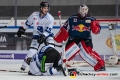 Mitchell Heard (Straubing Tigers) und Kael Mouillierat (Straubing Tigers) vor Danny aus den Birken (Torwart, EHC Red Bull Muenchen) in der Hauptrundenbegegnung der Deutschen Eishockey Liga zwischen dem EHC Red Bull München und den Straubing Tigers am 16.09.2018.