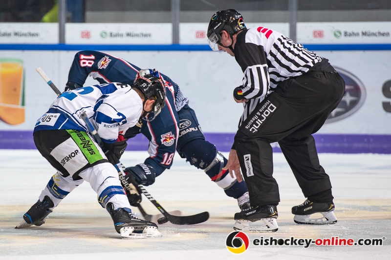 Mike Connolly (Straubing Tigers) beim Bully mit Matt Stajan (EHC Red Bull Muenchen) in der Hauptrundenbegegnung der Deutschen Eishockey Liga zwischen dem EHC Red Bull München und den Straubing Tigers am 18.11.2018.