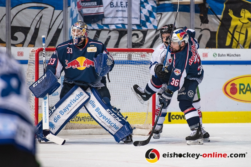 Danny aus den Birken (Torwart, EHC Red Bull Muenchen), Yannic Seidenberg (EHC Red Bull Muenchen)  und Mike Connolly (Straubing Tigers) in der Hauptrundenbegegnung der Deutschen Eishockey Liga zwischen dem EHC Red Bull München und den Straubing Tigers am 18.11.2018.