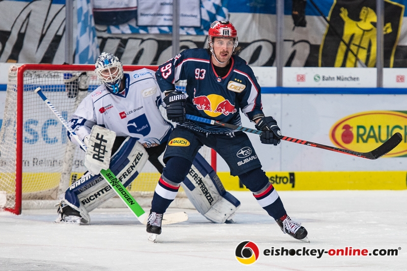 Maximilian Kastner (EHC Red Bull Muenchen) vor Jeff Zatkoff (Torwart, Straubing Tigers) in der Hauptrundenbegegnung der Deutschen Eishockey Liga zwischen dem EHC Red Bull München und den Straubing Tigers am 18.11.2018.