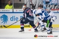 Yasin Ehliz (EHC Red Bull Muenchen) gegen Dylan Wruck (Straubing Tigers) und Jeff Zatkoff (Torwart, Straubing Tigers) in der Hauptrundenbegegnung der Deutschen Eishockey Liga zwischen dem EHC Red Bull München und den Straubing Tigers am 18.11.2018.