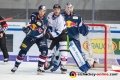 Ryan Button (EHC Red Bull Muenchen) und Danny aus den Birken (Torwart, EHC Red Bull Muenchen) verteidigen gegen einen Straubinger Stürmer in der Hauptrundenbegegnung der Deutschen Eishockey Liga zwischen dem EHC Red Bull München und den Straubing Tigers am 18.11.2018.