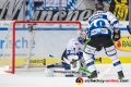 Jeff Zatkoff (Torwart, Straubing Tigers) und Benedikt Schopper (Straubing Tigers) müssen das 2:1 der Münchner durch Derek Joslin (EHC Red Bull Muenchen) hinnehmen in der Hauptrundenbegegnung der Deutschen Eishockey Liga zwischen dem EHC Red Bull München und den Straubing Tigers am 18.11.2018.