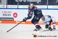 Kael Mouillierat (Straubing Tigers) stört Ryan Button (EHC Red Bull Muenchen) in der Hauptrundenbegegnung der Deutschen Eishockey Liga zwischen dem EHC Red Bull München und den Straubing Tigers am 18.11.2018.