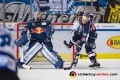 Danny aus den Birken (Torwart, EHC Red Bull Muenchen), Yannic Seidenberg (EHC Red Bull Muenchen)  und Mike Connolly (Straubing Tigers) in der Hauptrundenbegegnung der Deutschen Eishockey Liga zwischen dem EHC Red Bull München und den Straubing Tigers am 18.11.2018.