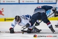 Umkämpftes Bully zwischen Kael Mouillierat (Straubing Tigers) und Mark Voakes (EHC Red Bull Muenchen) in der Hauptrundenbegegnung der Deutschen Eishockey Liga zwischen dem EHC Red Bull München und den Straubing Tigers am 18.11.2018.