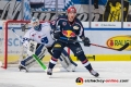 Maximilian Kastner (EHC Red Bull Muenchen) vor Jeff Zatkoff (Torwart, Straubing Tigers) in der Hauptrundenbegegnung der Deutschen Eishockey Liga zwischen dem EHC Red Bull München und den Straubing Tigers am 18.11.2018.