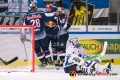 Frank Mauer (EHC Red Bull Muenchen) und Yannic Seidenberg (EHC Red Bull Muenchen) bejubeln mit Maximilian Kastner (EHC Red Bull Muenchen) dessen Treffer zum 4:2 gegen Jeff Zatkoff (Torwart, Straubing Tigers) in der Hauptrundenbegegnung der Deutschen Eishockey Liga zwischen dem EHC Red Bull München und den Straubing Tigers am 18.11.2018.