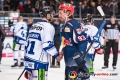 Shakehands zwischen Kael Mouillierat (Straubing Tigers) und Maximilian Kastner (EHC Red Bull Muenchen) nach der Hauptrundenbegegnung der Deutschen Eishockey Liga zwischen dem EHC Red Bull München und den Straubing Tigers am 18.11.2018.