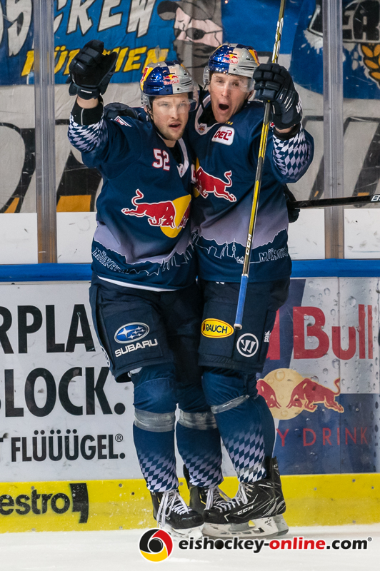 Jason Jaffray (EHC Red Bull Muenchen) bejubelt mit Patrick Hager (EHC Red Bull Muenchen) dessen Treffer zum 3:0 in der Hauptrundenbegegnung der Deutschen Eishockey Liga zwischen dem EHC Red Bull München und den Straubing Tigers am 29.11.2019.