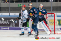 Mike Connolly (Straubing Tigers) und Bobby Sanguinetti (EHC Red Bull Muenchen) vor dem Tor von Kevin Reich (Torwart, EHC Red Bull Muenchen) in der Hauptrundenbegegnung der Deutschen Eishockey Liga zwischen dem EHC Red Bull München und den Straubing Tigers am 29.11.2019.