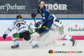 Sandro Schoenberger (Straubing Tigers) und Tim Brunnhuber (Straubing Tigers) gegen Konrad Abeltshauser (EHC Red Bull Muenchen) in der Hauptrundenbegegnung der Deutschen Eishockey Liga zwischen dem EHC Red Bull München und den Straubing Tigers am 29.11.2019.