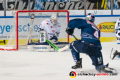 Jeff Zatkoff (Torwart, Straubing Tigers) erwartet den Schuss von Blake Parlett (EHC Red Bull Muenchen) in der Hauptrundenbegegnung der Deutschen Eishockey Liga zwischen dem EHC Red Bull München und den Straubing Tigers am 29.11.2019.