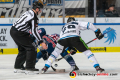 Linesman Elias Seewald  führt ein Bully aus zwischen Patrick Hager (EHC Red Bull Muenchen) und Mitchell Heard (Straubing Tigers) in der Hauptrundenbegegnung der Deutschen Eishockey Liga zwischen dem EHC Red Bull München und den Straubing Tigers am 29.11.2019.