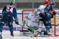 Bobby Sanguinetti (EHC Red Bull Muenchen) und Chris Bourque (EHC Red Bull Muenchen) scheitern gegen Jeff Zatkoff (Torwart, Straubing Tigers) und Mike Connolly (Straubing Tigers) in der Hauptrundenbegegnung der Deutschen Eishockey Liga zwischen dem EHC Red Bull München und den Straubing Tigers am 29.11.2019.