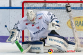 Jeff Zatkoff (Torwart, Straubing Tigers) sichert einen Puck in der Hauptrundenbegegnung der Deutschen Eishockey Liga zwischen dem EHC Red Bull München und den Straubing Tigers am 29.11.2019.