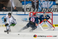 Mark Voakes (EHC Red Bull Muenchen) und Kevin Reich (Torwart, EHC Red Bull Muenchen) verteidigen gegen Tim Brunnhuber (Straubing Tigers) in der Hauptrundenbegegnung der Deutschen Eishockey Liga zwischen dem EHC Red Bull München und den Straubing Tigers am 29.11.2019.