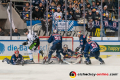 Mark Voakes (EHC Red Bull Muenchen), Yannic Seidenberg (EHC Red Bull Muenchen), Kevin Reich (Torwart, EHC Red Bull Muenchen), Yasin Ehliz (EHC Red Bull Muenchen) und Patrick Hager (EHC Red Bull Muenchen) verteidigen gegen Sandro Schoenberger (Straubing Tigers) in der Hauptrundenbegegnung der Deutschen Eishockey Liga zwischen dem EHC Red Bull München und den Straubing Tigers am 29.11.2019.