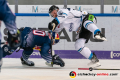 Maximilian Daubner (EHC Red Bull Muenchen) und Travis James Mulock (Straubing Tigers) in der Hauptrundenbegegnung der Deutschen Eishockey Liga zwischen dem EHC Red Bull München und den Straubing Tigers am 29.11.2019.