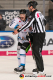 Mitchell Heard (Straubing Tigers) beschwert sich bei Linesman Elias Seewald  in der Hauptrundenbegegnung der Deutschen Eishockey Liga zwischen dem EHC Red Bull München und den Straubing Tigers am 29.11.2019.