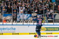 Die Nordkurve feiert Jason Jaffray (EHC Red Bull Muenchen) nach seiner Rückkehr in den Kader der Münchner in der Hauptrundenbegegnung der Deutschen Eishockey Liga zwischen dem EHC Red Bull München und den Straubing Tigers am 29.11.2019.