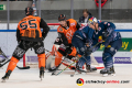 Ryan Button (Grizzlys Wolfsburg) und Nick Jones (Grizzlys Wolfsburg) verteidigen gegen Maximilian Kastner (EHC Red Bull Muenchen) und Blake Parlett (EHC Red Bull Muenchen) vor dem Gehäuse von Felix Brueckmann (Torwart, Grizzlys Wolfsburg) in der Hauptrundenbegegnung der Deutschen Eishockey Liga zwischen dem EHC Red Bull München und den Grizzlys Wolfsburg am 05.01.2020.