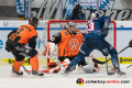 Maximilian Kastner (EHC Red Bull Muenchen) verpasst gegen Garrett Festerling (Grizzlys Wolfsburg) und Felix Brueckmann (Torwart, Grizzlys Wolfsburg) in der Hauptrundenbegegnung der Deutschen Eishockey Liga zwischen dem EHC Red Bull München und den Grizzlys Wolfsburg am 05.01.2020.