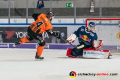 Garrett Festerling (Grizzlys Wolfsburg) verpasst beim Penalty Shootout gegen Kevin Reich (Torwart, EHC Red Bull Muenchen) in der Hauptrundenbegegnung der Deutschen Eishockey Liga zwischen dem EHC Red Bull München und den Grizzlys Wolfsburg am 05.01.2020.