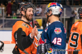 Jeff Likens (Grizzlys Wolfsburg) und Yasin Ehliz (EHC Red Bull Muenchen) beim Shakehands nach der Hauptrundenbegegnung der Deutschen Eishockey Liga zwischen dem EHC Red Bull München und den Grizzlys Wolfsburg am 05.01.2020.