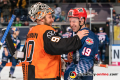 Felix Brueckmann (Torwart, Grizzlys Wolfsburg) und Mark Voakes (EHC Red Bull Muenchen) beim Shakehands nach der Hauptrundenbegegnung der Deutschen Eishockey Liga zwischen dem EHC Red Bull München und den Grizzlys Wolfsburg am 05.01.2020.