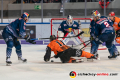 Maximilian Kastner (EHC Red Bull Muenchen) und Andrew Bodnarchuk (EHC Red Bull Muenchen) halten Brent Aubin (Grizzlys Wolfsburg) in Schach in der Hauptrundenbegegnung der Deutschen Eishockey Liga zwischen dem EHC Red Bull München und den Grizzlys Wolfsburg am 05.01.2020.