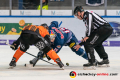 Linesman Joshua Roemer führt ein Bully aus zwischen Garrett Festerling (Grizzlys Wolfsburg) und Jason Jaffray (EHC Red Bull Muenchen) in der Hauptrundenbegegnung der Deutschen Eishockey Liga zwischen dem EHC Red Bull München und den Grizzlys Wolfsburg am 05.01.2020.