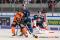 Garrett Festerling (Grizzlys Wolfsburg) und Jason Jaffray (EHC Red Bull Muenchen) vor dem Tor von Kevin Reich (Torwart, EHC Red Bull Muenchen) in der Hauptrundenbegegnung der Deutschen Eishockey Liga zwischen dem EHC Red Bull München und den Grizzlys Wolfsburg am 05.01.2020.