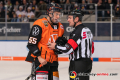 Ryan Button (Grizzlys Wolfsburg) in Diskussion mit Hauptschiedsrichter Marian Rohatsch in der Hauptrundenbegegnung der Deutschen Eishockey Liga zwischen dem EHC Red Bull München und den Grizzlys Wolfsburg am 05.01.2020.