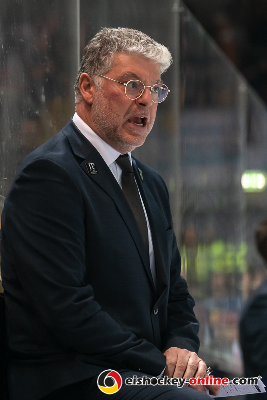 Coach Pat Cortina (Grizzlys Wolfsburg) in der Hauptrundenbegegnung der Deutschen Eishockey Liga zwischen dem EHC Red Bull München und den Grizzlys Wolfsburg am 11.10.2019.