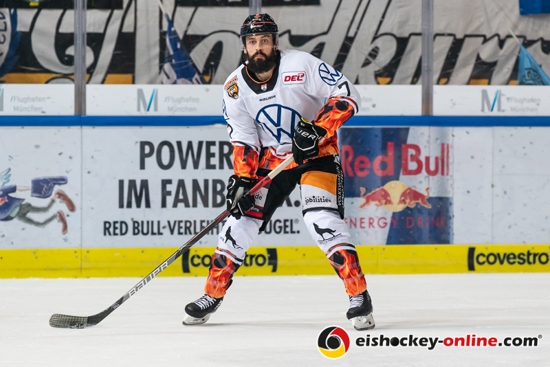 Dominik Bittner (Grizzlys Wolfsburg) in der Hauptrundenbegegnung der Deutschen Eishockey Liga zwischen dem EHC Red Bull München und den Grizzlys Wolfsburg am 11.10.2019.