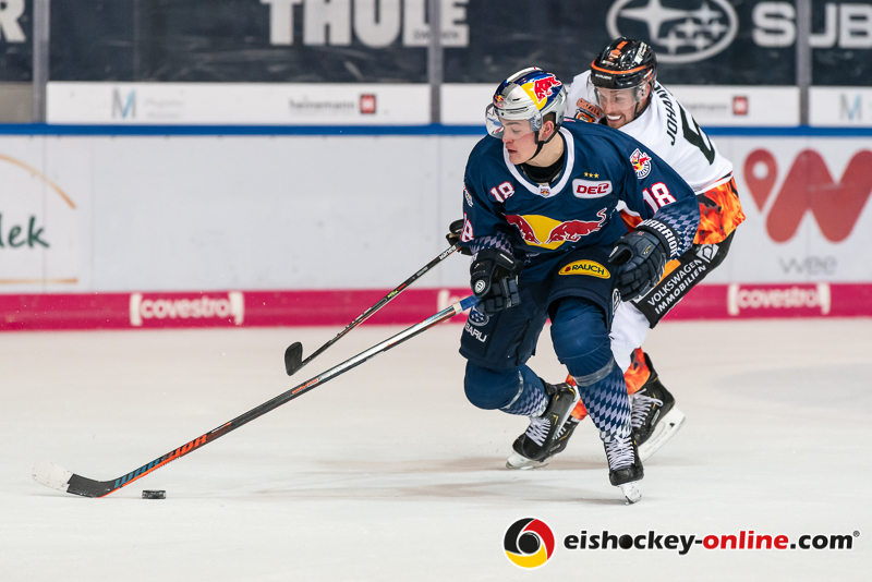 Alexander Johansson (Grizzlys Wolfsburg) verfolgt Justin Schuetz (EHC Red Bull Muenchen) in der Hauptrundenbegegnung der Deutschen Eishockey Liga zwischen dem EHC Red Bull München und den Grizzlys Wolfsburg am 11.10.2019.