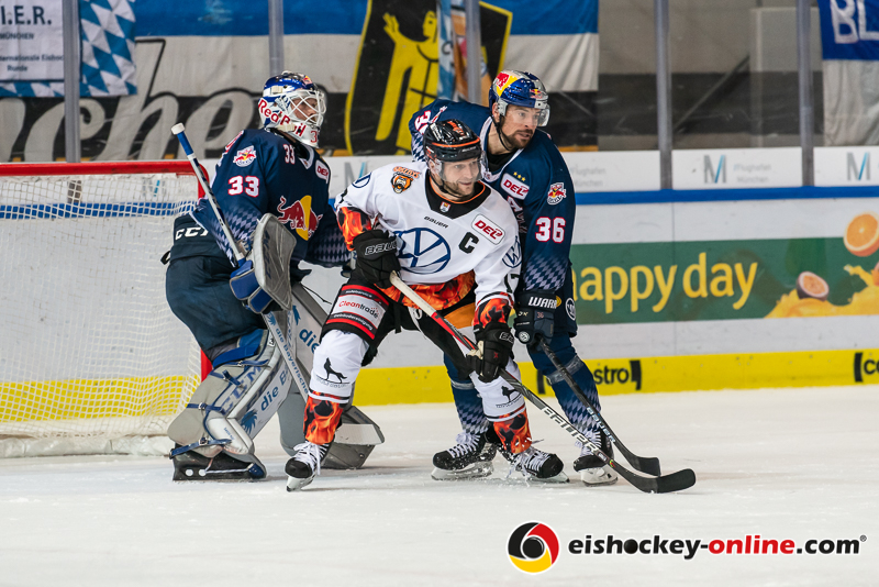 Danny aus den Birken (Torwart, EHC Red Bull Muenchen) und Yannic Seidenberg (EHC Red Bull Muenchen) verteidigen gegen Sebastian Furchner (Grizzlys Wolfsburg) in der Hauptrundenbegegnung der Deutschen Eishockey Liga zwischen dem EHC Red Bull München und den Grizzlys Wolfsburg am 11.10.2019.