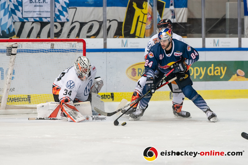 Chet Pickard (Torwart, Grizzlys Wolfsburg) und Dominik Bittner (Grizzlys Wolfsburg) verteidigen gegen Trevor Parkes (EHC Red Bull Muenchen) in der Hauptrundenbegegnung der Deutschen Eishockey Liga zwischen dem EHC Red Bull München und den Grizzlys Wolfsburg am 11.10.2019.