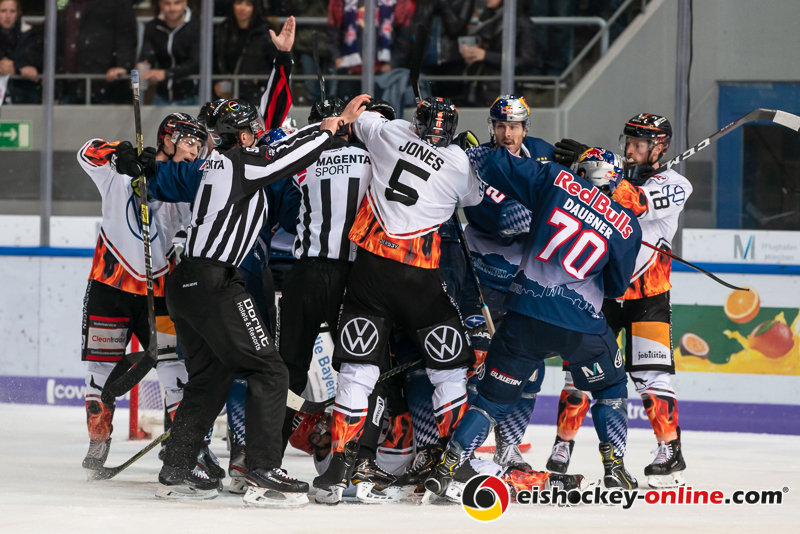 Keileri vor dem Tor von Danny aus den Birken (Torwart, EHC Red Bull Muenchen) in der Hauptrundenbegegnung der Deutschen Eishockey Liga zwischen dem EHC Red Bull München und den Grizzlys Wolfsburg am 11.10.2019.