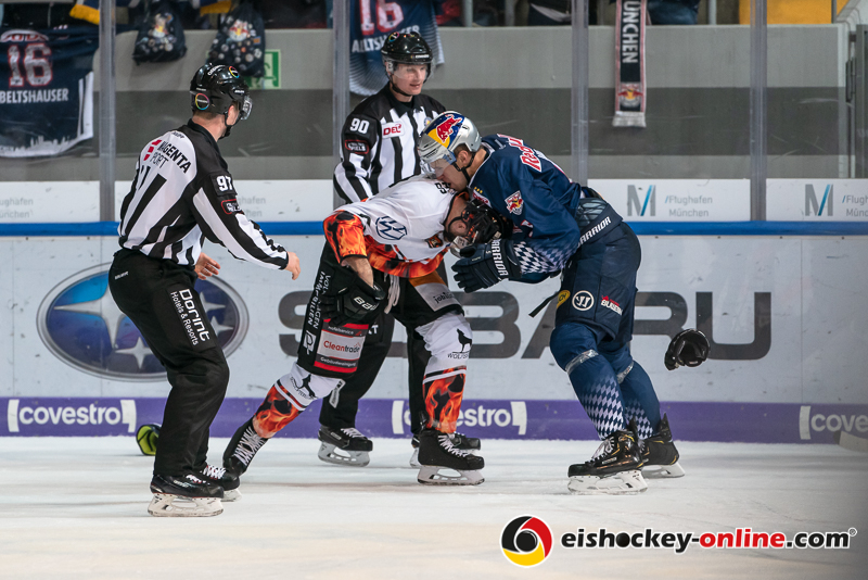 Keilerei zwischen Nick Jones (Grizzlys Wolfsburg) und Keith Aulie (EHC Red Bull Muenchen) in der Hauptrundenbegegnung der Deutschen Eishockey Liga zwischen dem EHC Red Bull München und den Grizzlys Wolfsburg am 11.10.2019.