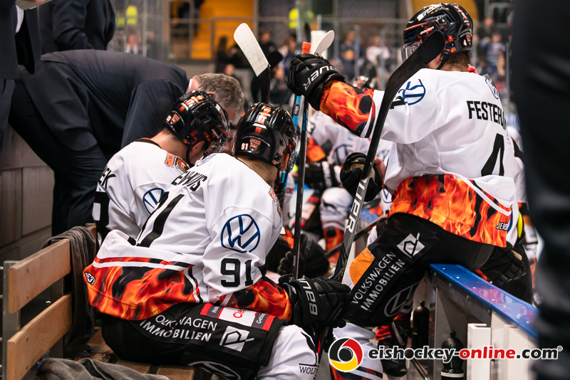 Die Wolfsburger Bank um Coach Pat Cortina (Grizzlys Wolfsburg) während eines Timeouts in der Hauptrundenbegegnung der Deutschen Eishockey Liga zwischen dem EHC Red Bull München und den Grizzlys Wolfsburg am 11.10.2019.