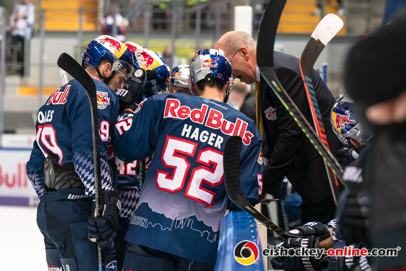 Die Münchner Bank um Coach Don Jackson (EHC Red Bull Muenchen) während eines Timeouts in der Hauptrundenbegegnung der Deutschen Eishockey Liga zwischen dem EHC Red Bull München und den Grizzlys Wolfsburg am 11.10.2019.
