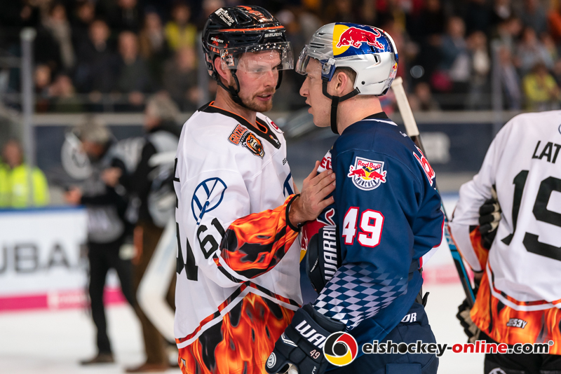 Shakehands zwischen Alexander Johansson (Grizzlys Wolfsburg) und Mark Voakes (EHC Red Bull Muenchen) nach der Hauptrundenbegegnung der Deutschen Eishockey Liga zwischen dem EHC Red Bull München und den Grizzlys Wolfsburg am 11.10.2019.