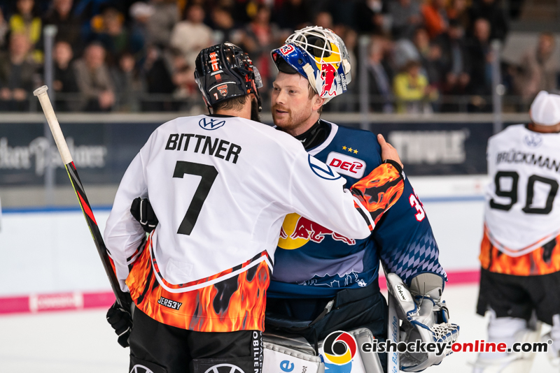 Shakenhands zwischen Dominik Bittner (Grizzlys Wolfsburg) und Danny aus den Birken (Torwart, EHC Red Bull Muenchen) nach der Hauptrundenbegegnung der Deutschen Eishockey Liga zwischen dem EHC Red Bull München und den Grizzlys Wolfsburg am 11.10.2019.