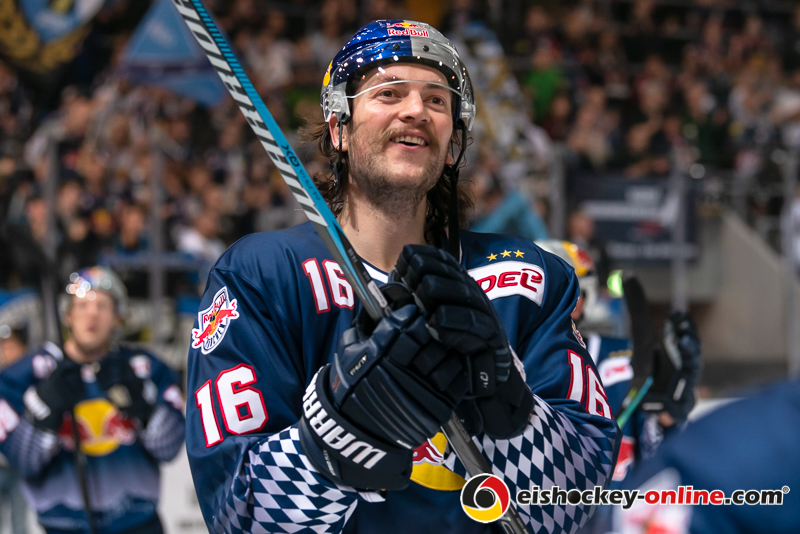 Konrad Abeltshauser (EHC Red Bull Muenchen) nach der Hauptrundenbegegnung der Deutschen Eishockey Liga zwischen dem EHC Red Bull München und den Grizzlys Wolfsburg am 11.10.2019.