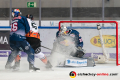 Yannic Seidenberg (EHC Red Bull Muenchen) und Danny aus den Birken (Torwart, EHC Red Bull Muenchen) verteidigen gegen Nick Jones (Grizzlys Wolfsburg) in der Hauptrundenbegegnung der Deutschen Eishockey Liga zwischen dem EHC Red Bull München und den Grizzlys Wolfsburg am 11.10.2019.